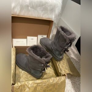 Bailey Bow UGG. Very gently loved, worn 3 times! Clean!! Size 7